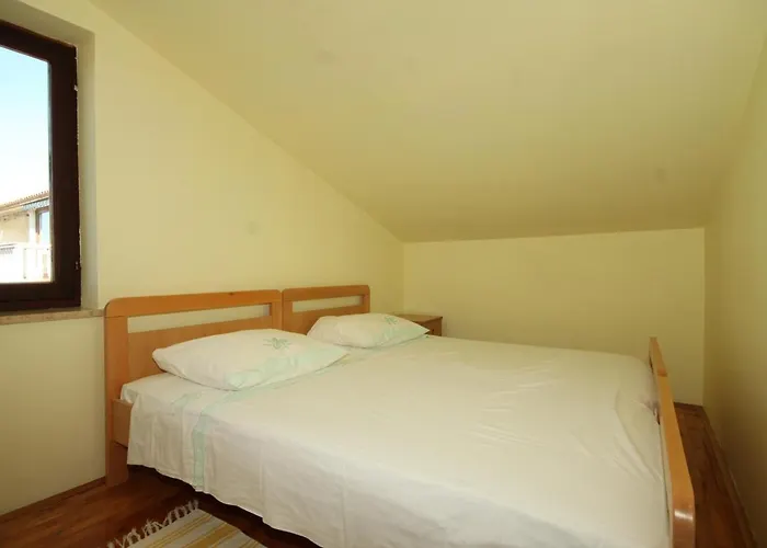 With A Parking Space Stinjan, - 7369 פולה